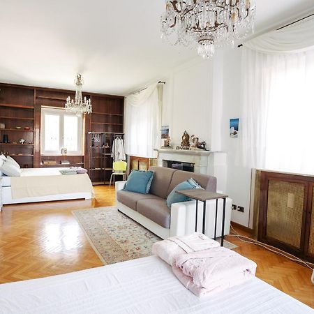 Bed&Breakfast Relax In The Lake เดเซนซาโนเดลการ์ดา ภายนอก รูปภาพ
